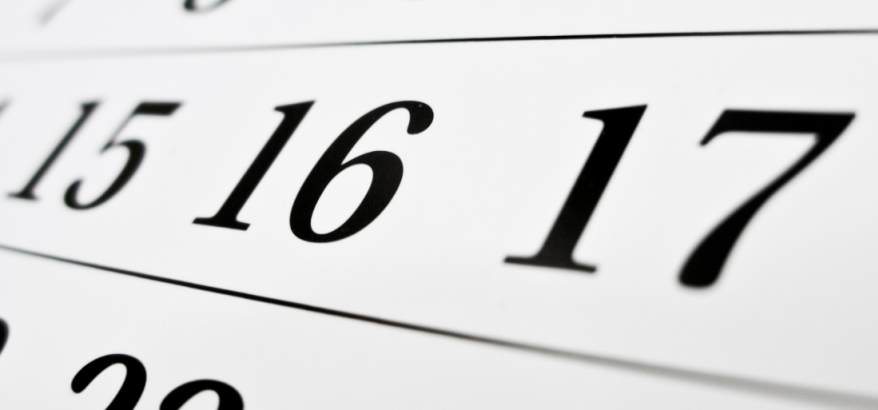 calendario em fundo branco e números em preto com destaque para os dias 16 e 17