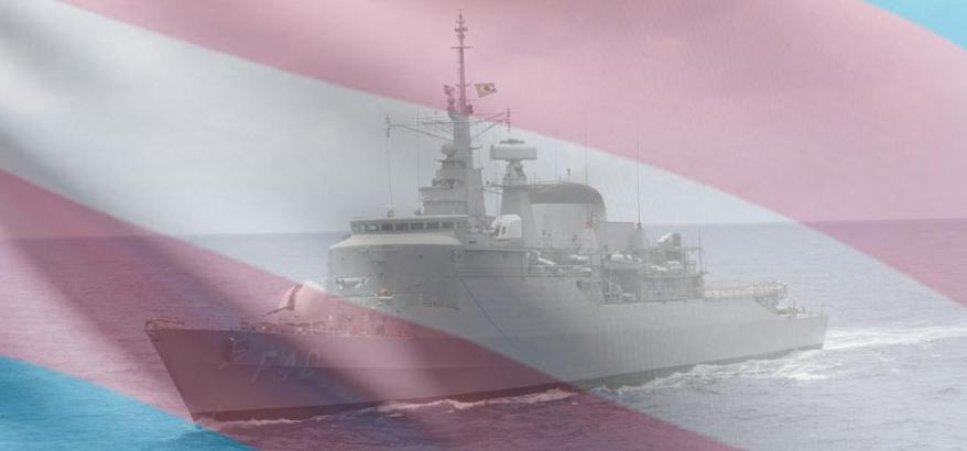 Um navio de guerra da Marinha em alto mar e, ocupando a foto inteira, de forma translúcida, a bandeira do movimento trans, que possui cores azul, rosa e branca