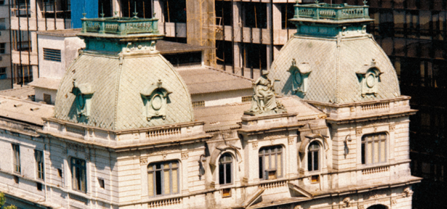 fachada do ccjf vista de cima. predio historico em tons de bege com duas cupulas esverdeadas