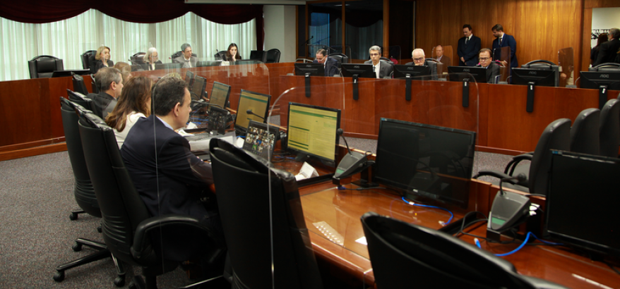 Imagem da reunião do Conselho, pessoas sentadas, com computadores. Abaixo, a seguinte legenda, em letras brancas: "CJF aprova alterações no Plano Estratégico de Gestão de Pessoas para o período de 2021 a 2026" 