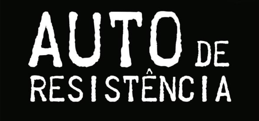 Detalhe do cartaz do filme, fundo preto, onde se lê "Auto de Resistência" em letras brancas. 
