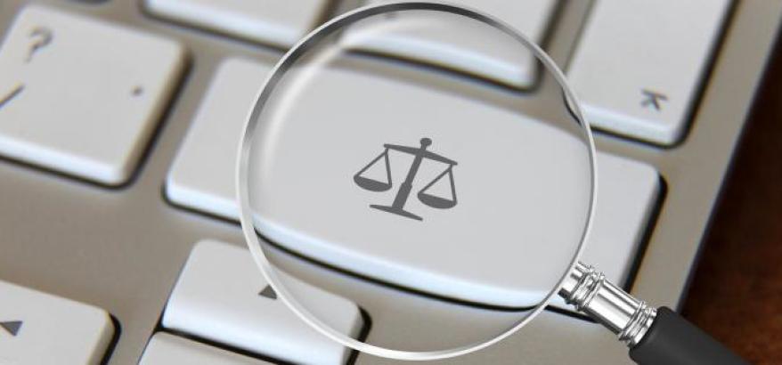 Imagem de teclado de computadoe, com uma das teclas com o símbolo da balança. Abaixo. o seguinte título: "Conheça as regras do Ranking da Transparência do Judiciário 2024" 