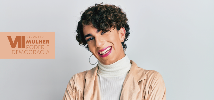 mulher trans parda, cabelos pretos encaracolados, sorrindo 